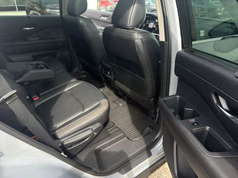 Used 2023 Nissan Pathfinder SL AWD/4WD image 38
