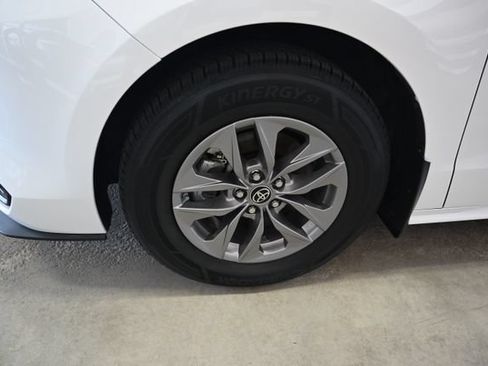 Used 2023 Toyota Sienna LE AWD/4WD image 32