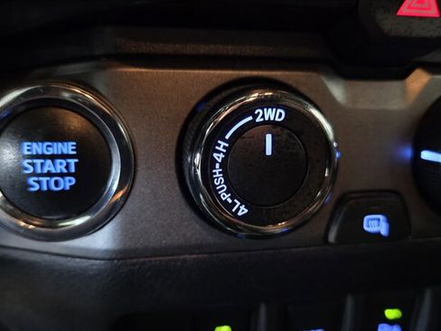 Used 2020 Toyota Tacoma TRD Sport w/ Technology Package AWD/4WD image 19