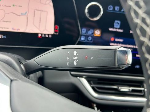 Used 2025 Chevrolet Equinox EV LT w/ Comfort Package image 18