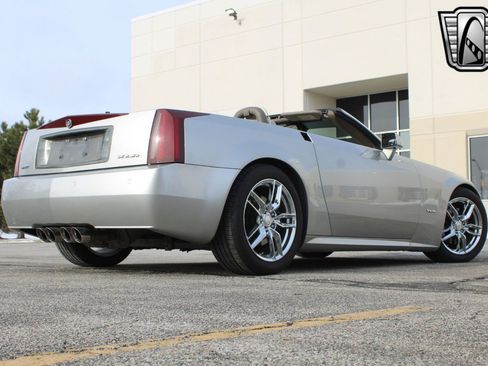 Used 2005 Cadillac XLR image 10