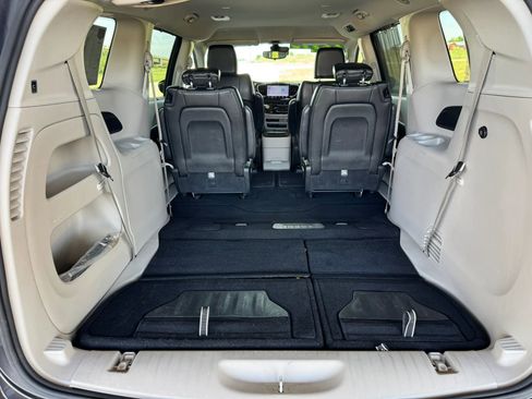 Used 2023 Chrysler Pacifica Touring-L FWD image 21