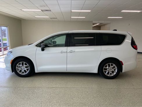 Used 2024 Chrysler Pacifica Touring-L FWD image 12