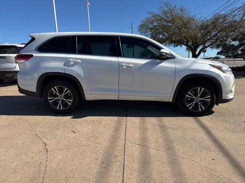 Used 2018 Toyota Highlander LE image 8