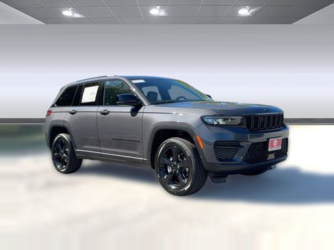 New 2025 Jeep Grand Cherokee Altitude image 7