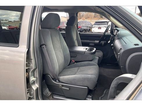 Used 2007 GMC Sierra 2500 SLE w/ Z71 Off-Road Package image 8