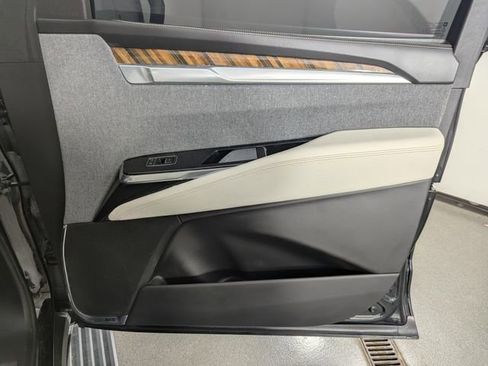 Used 2025 Cadillac Escalade Sport Platinum w/ LPO, Floor Liner Package AWD/4WD image 19