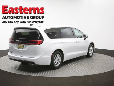 Used 2023 Chrysler Pacifica Touring-L FWD image 42