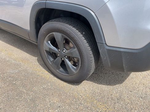 Used 2021 Jeep Cherokee Latitude Plus AWD/4WD image 4