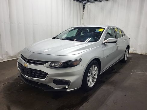 Used 2018 Chevrolet Malibu LT FWD image 2