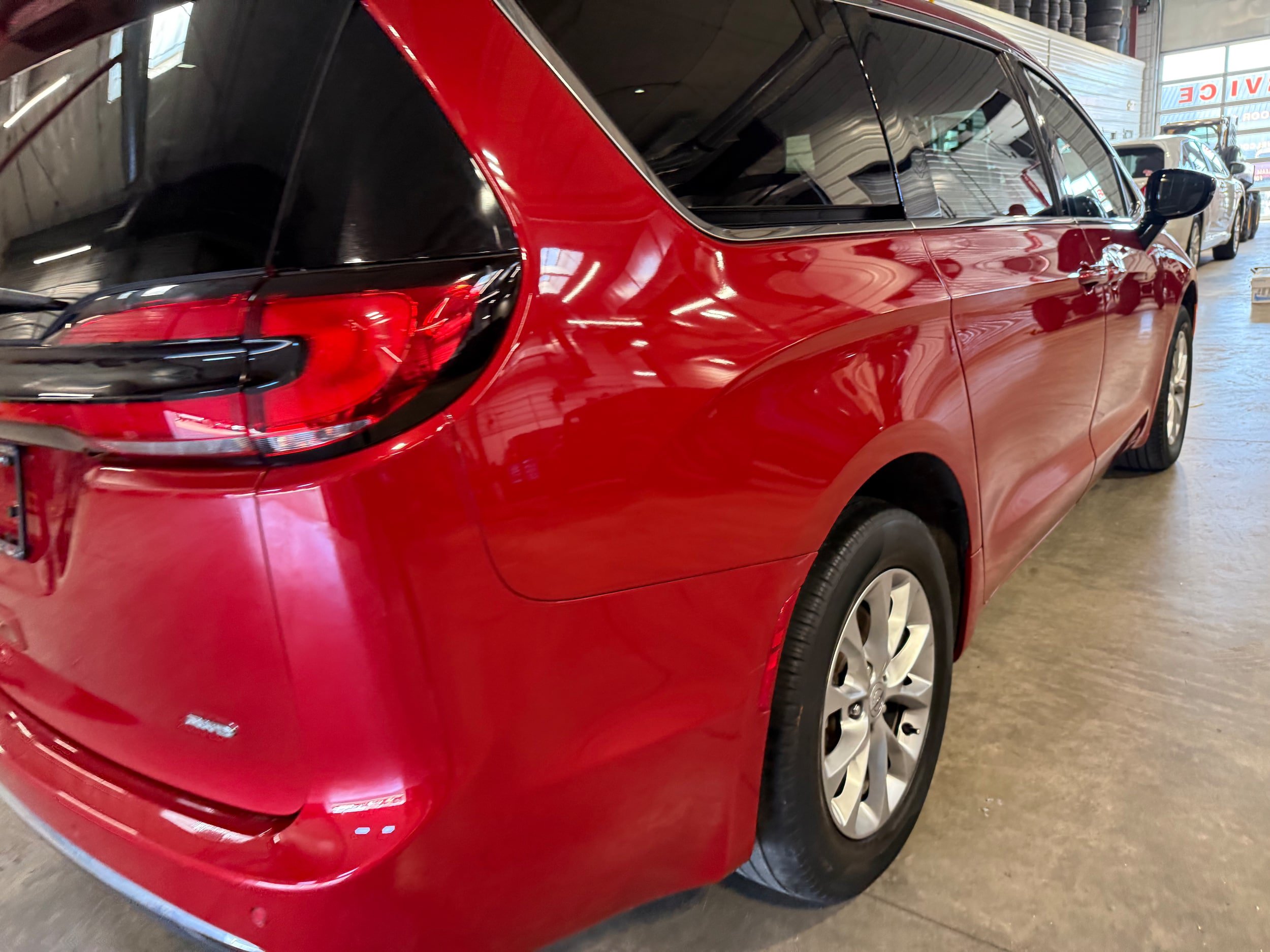 Certified 2024 Chrysler Pacifica Touring-L AWD/4WD image 21