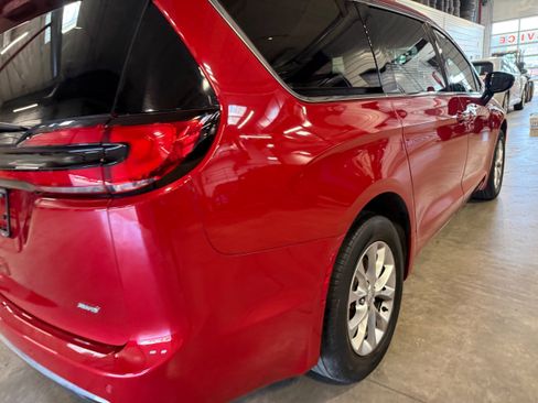 Certified 2024 Chrysler Pacifica Touring-L AWD/4WD image 21
