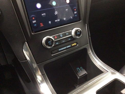 Used 2024 Ford Edge Titanium image 17