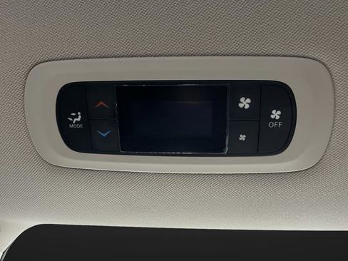 Used 2018 Chrysler Pacifica L FWD image 28