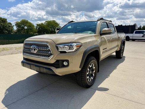 Used 2016 Toyota Tacoma TRD Off-Road w/ Premium & Technology Package AWD/4WD image 3