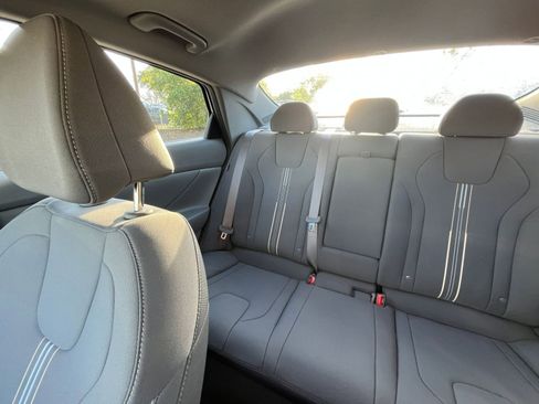 Used 2025 Hyundai Elantra SEL image 40