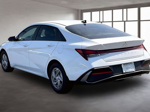 New 2026 Hyundai Elantra SE FWD image 3