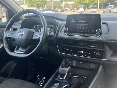 Used 2025 Nissan Rogue SV AWD/4WD image 3