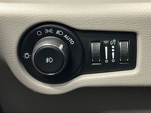 Used 2024 Chrysler Pacifica Touring-L FWD image 29