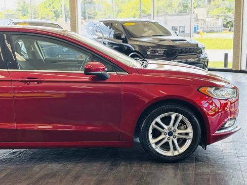 Used 2018 Ford Fusion SE w/ Fusion SE Technology Package FWD image 5