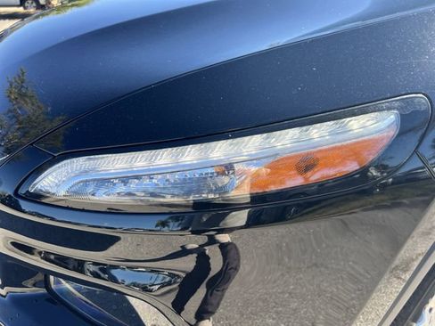 Used 2018 Jeep Cherokee Limited w/ Technology Group image 9