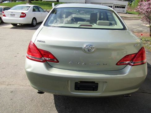 Used 2006 Toyota Avalon Limited image 25