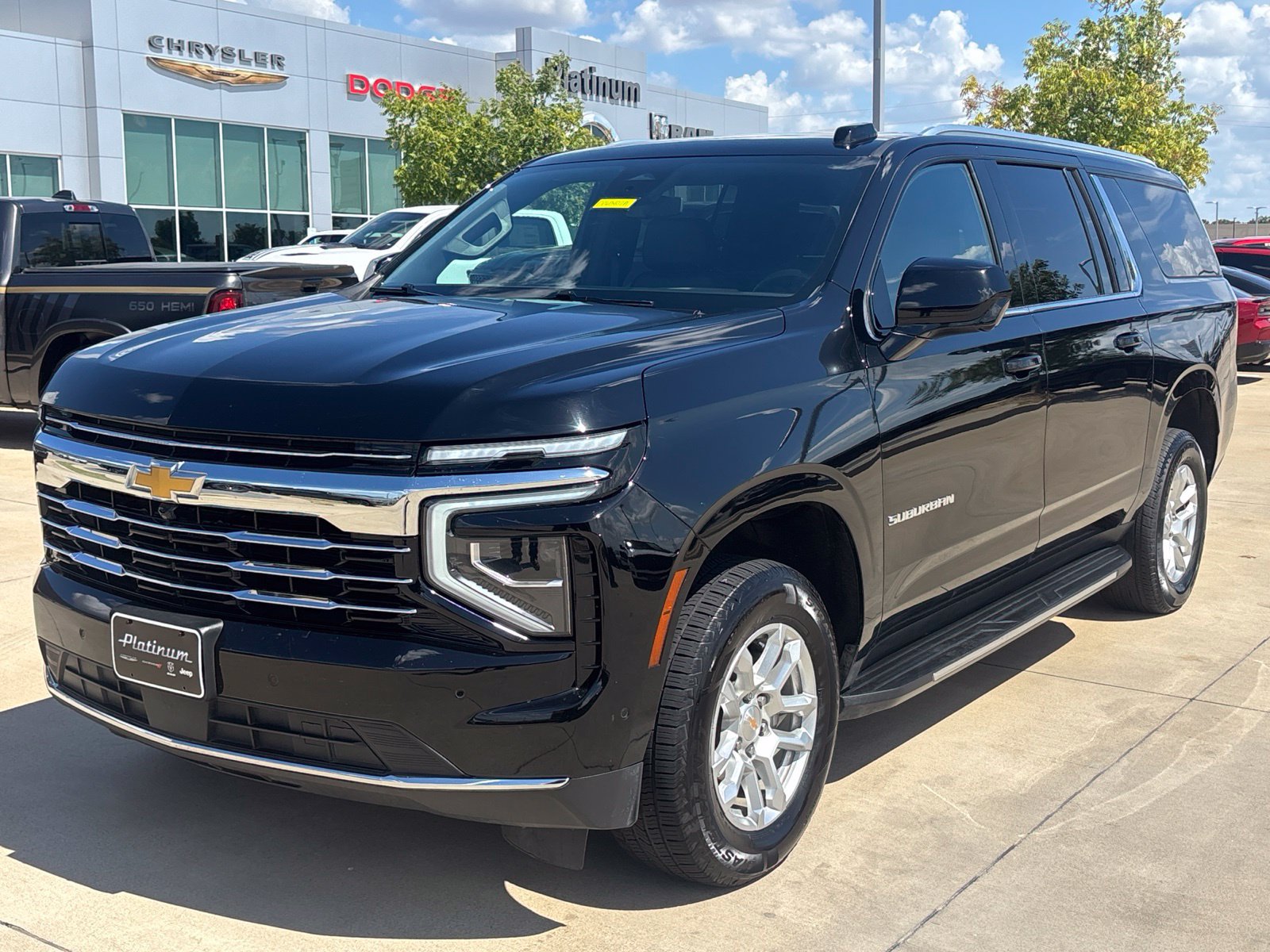 Used 2025 Chevrolet Suburban LT RWD image 9