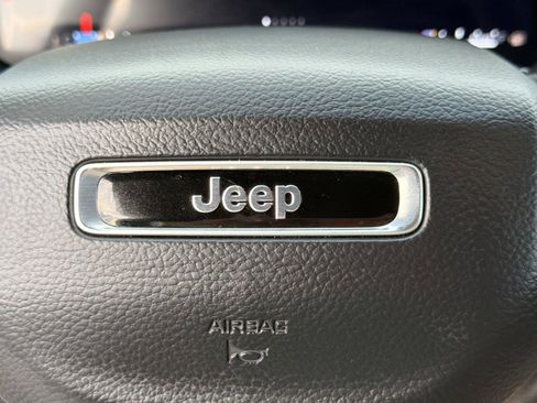 Used 2025 Jeep Grand Cherokee Limited AWD/4WD image 23