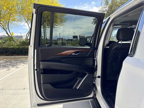 Used 2019 Cadillac Escalade ESV Luxury AWD/4WD image 13