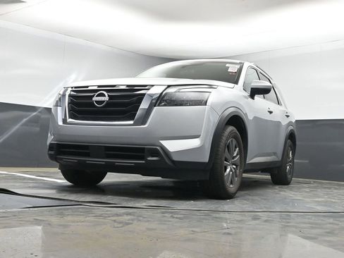 Used 2025 Nissan Pathfinder SV image 9