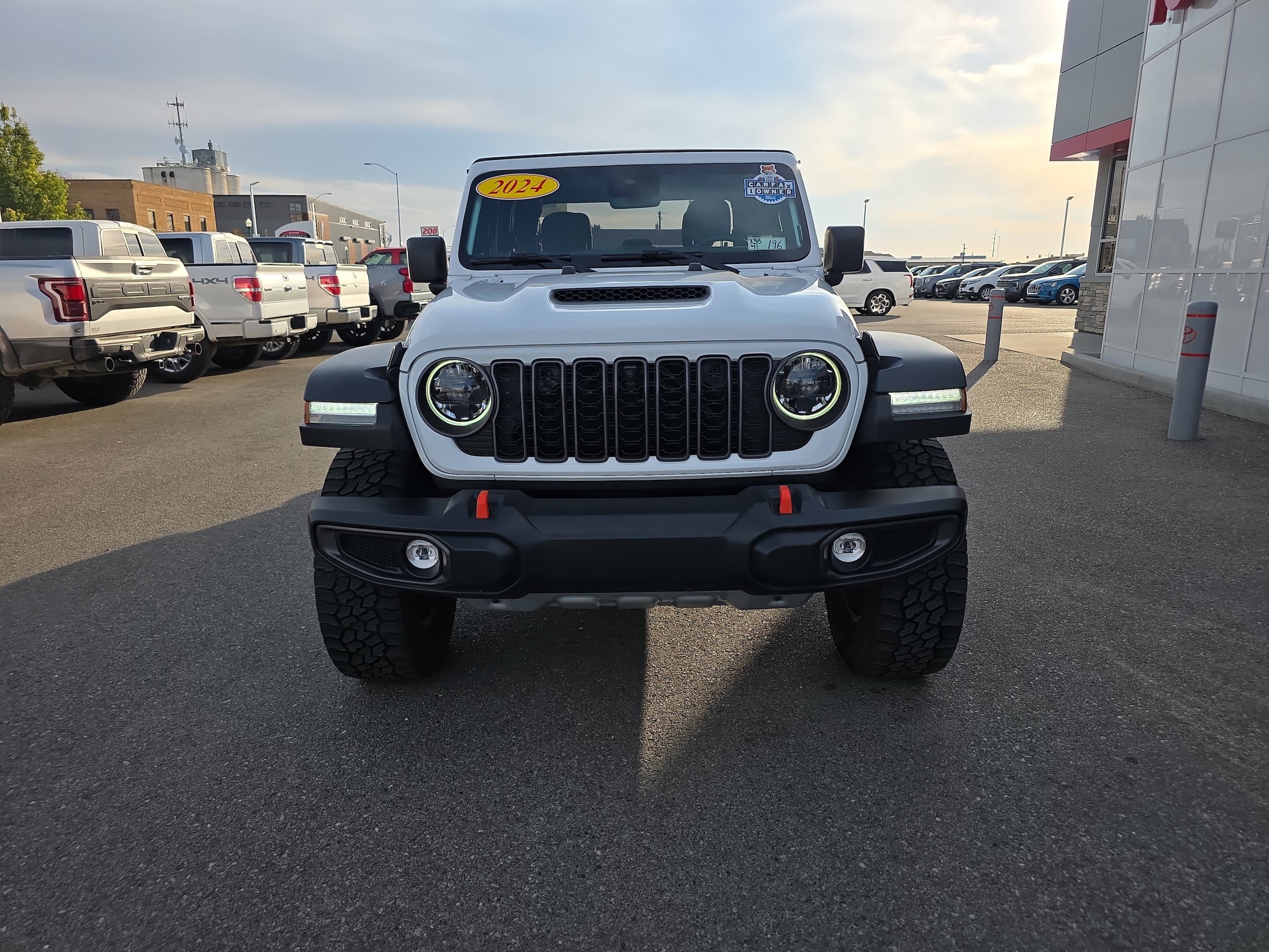 Used 2024 Jeep Gladiator Mojave w/ Technology Group AWD/4WD image 5
