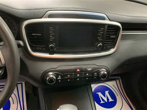 Used 2019 Kia Sorento LX image 8