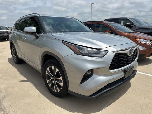 Used 2020 Toyota Highlander XLE FWD image 1