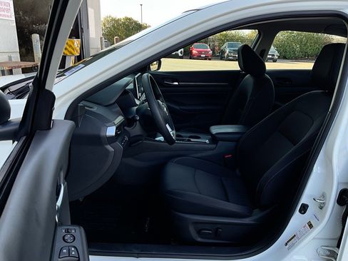 Used 2025 Nissan Altima 2.5 SV image 10