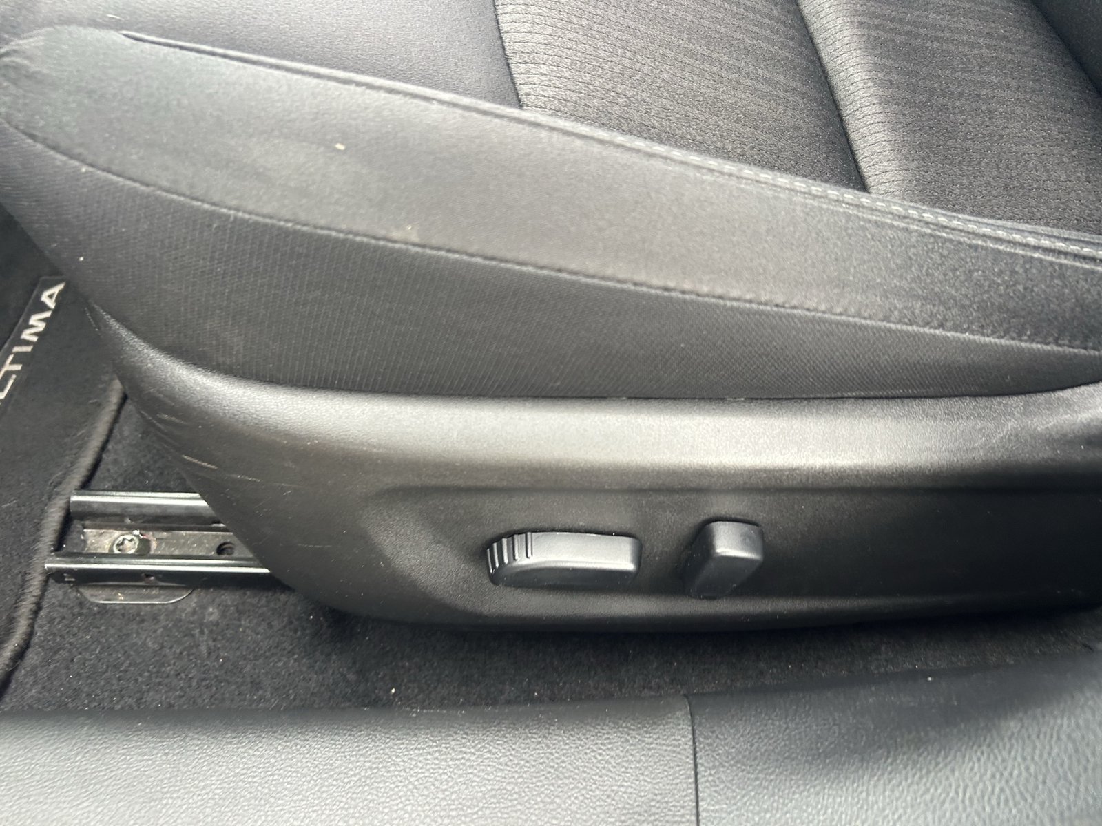 Used 2025 Nissan Altima 2.5 SV FWD image 14