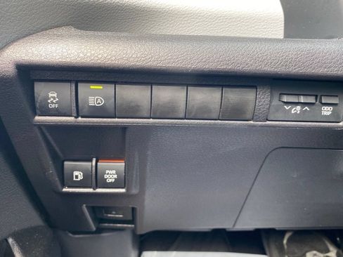 Used 2025 Toyota Sienna XLE FWD image 23