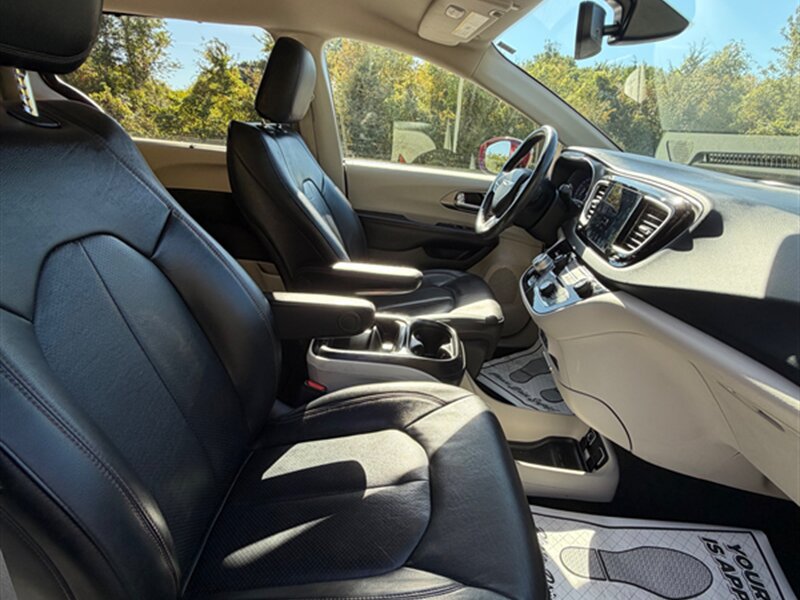 Used 2020 Chrysler Pacifica Touring-L FWD image 19