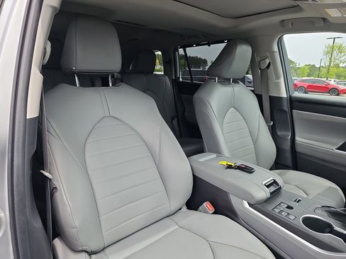 Used 2023 Toyota Highlander XLE image 10