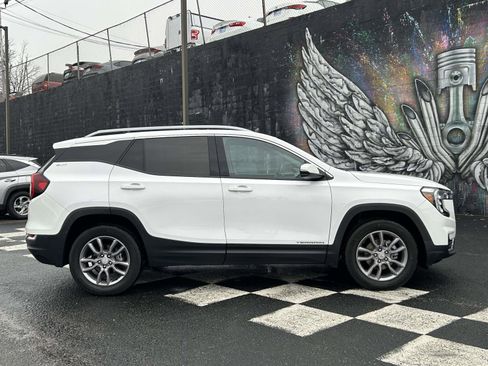 Used 2023 GMC Terrain SLT image 2