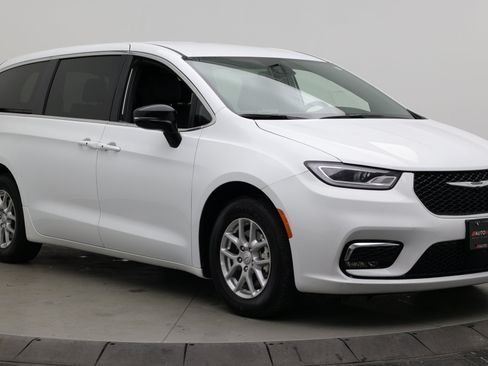 Used 2026 Chrysler Pacifica Select FWD image 3