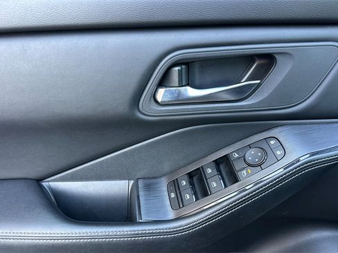 Used 2024 Nissan Rogue SV image 11