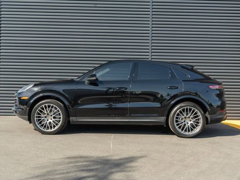 Certified 2022 Porsche Cayenne Platinum Edition image 2