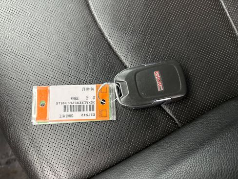 Used 2023 GMC Terrain SLT image 12