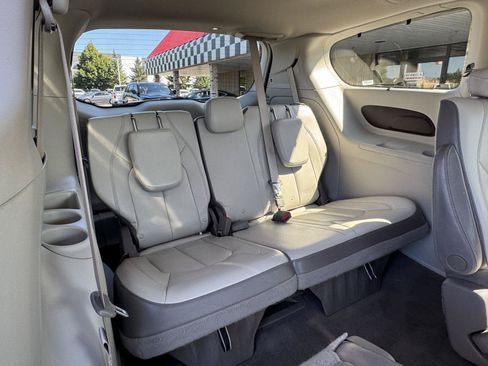 Used 2017 Chrysler Pacifica Touring-L FWD image 28