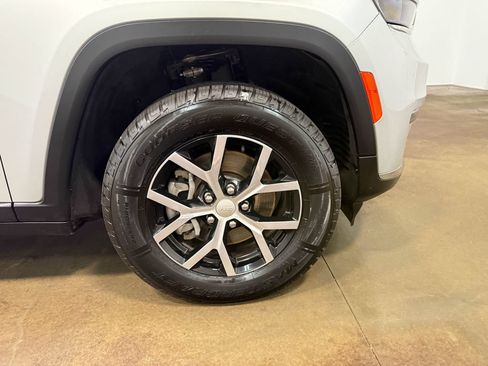 Used 2023 Jeep Grand Cherokee L Limited AWD/4WD image 90