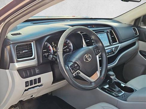 Used 2016 Toyota Highlander XLE AWD/4WD image 16