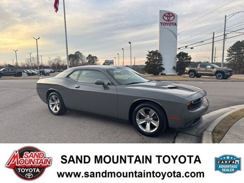 Used 2018 Dodge Challenger SXT image 1