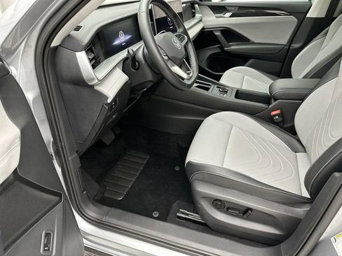 Certified 2025 Volkswagen Tiguan SE AWD/4WD image 11