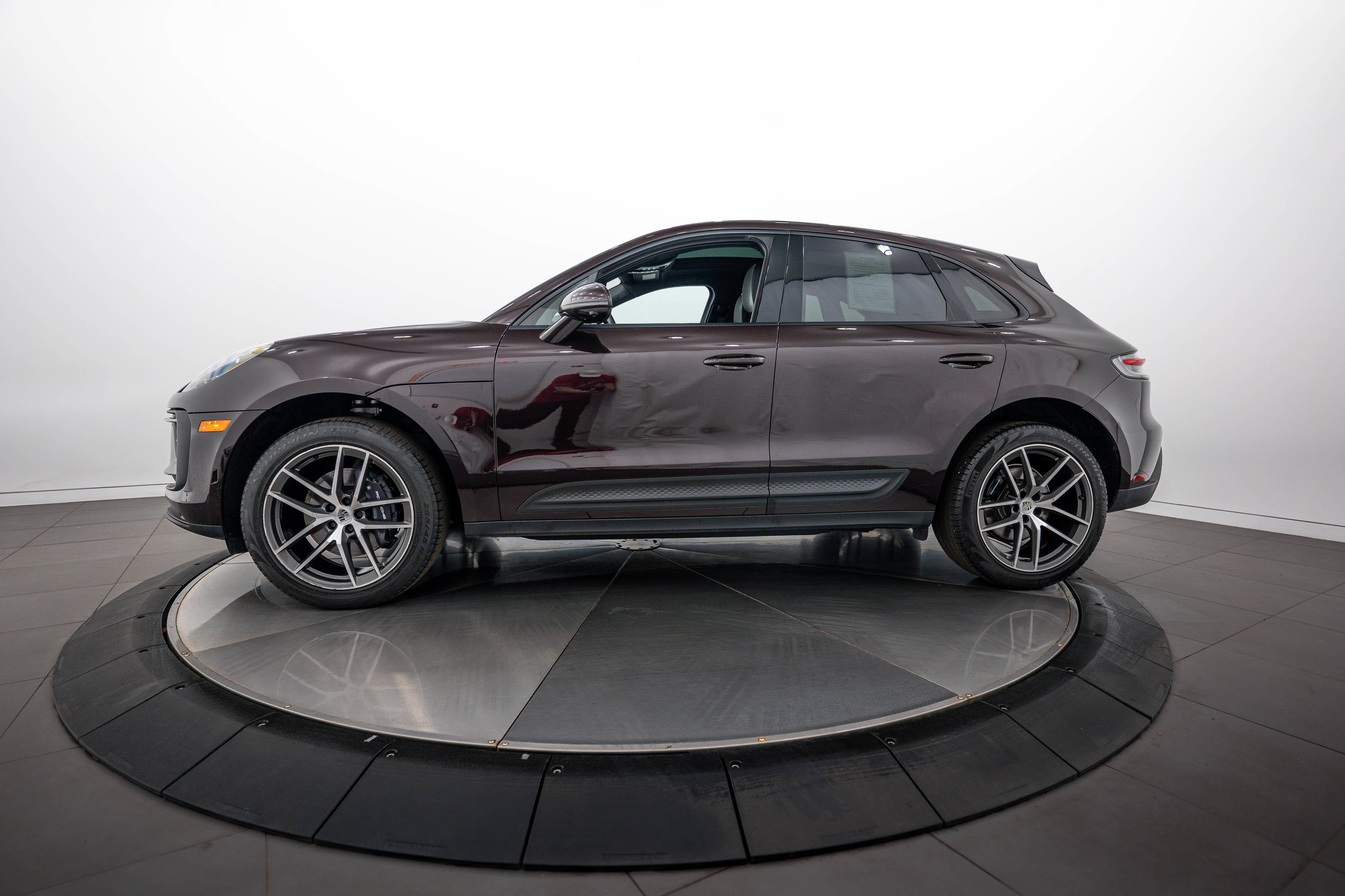 Certified 2023 Porsche Macan AWD/4WD image 2