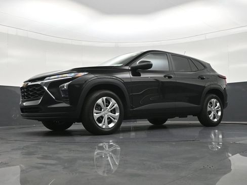 Used 2024 Chevrolet Trax LS FWD image 23